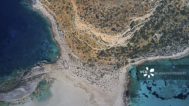 希腊克里特岛格拉姆武萨半岛海盗湾礁石海岸航拍图片素材