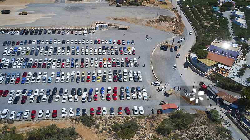 过度旅游：克里特岛埃拉福尼西泻湖的大型停车场，希腊，欧洲图片素材