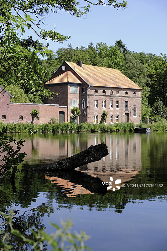 森林湖上的旧磨坊，倒影，下莱茵，北莱茵-威斯特法伦，德国，欧洲图片素材