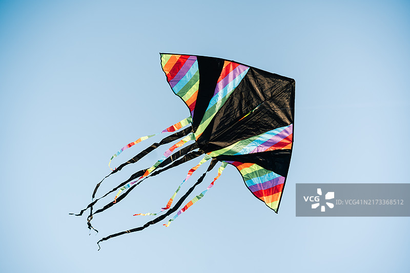 蓝天中飞舞的彩色风筝的低角度视图图片素材