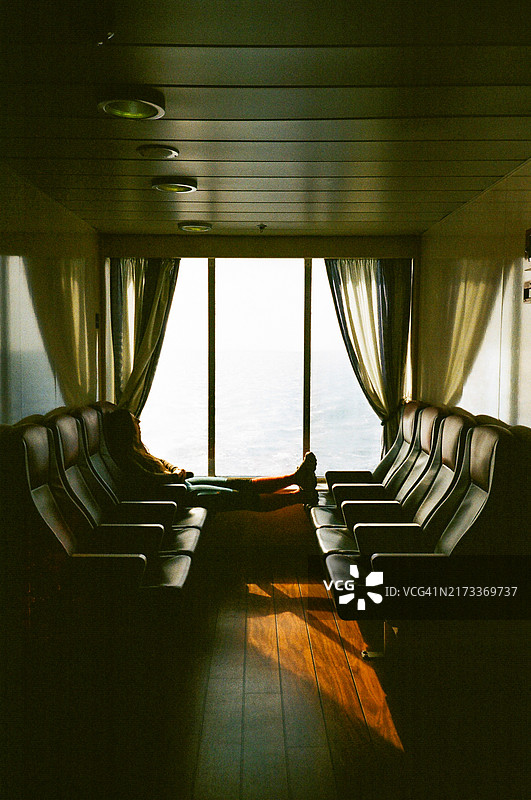 旅行者乘渡轮过海的轮廓（胶片相机拍摄）图片素材