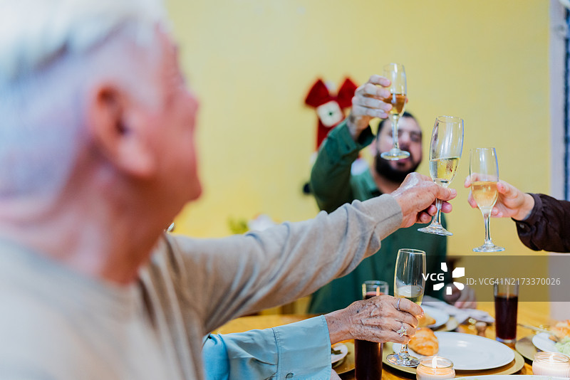 一家人在家晚餐时敬香槟图片素材