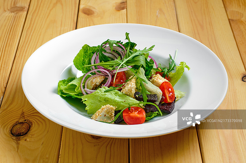 含洋葱、甜菜根、番茄、菲达奶酪和芝麻的大斋节沙拉图片素材