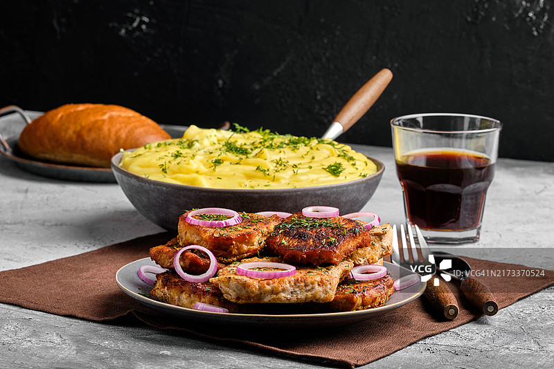 烤猪里脊，配土豆泥、红洋葱和莳萝图片素材