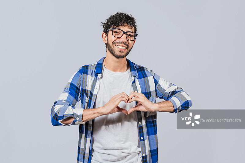 少年用双手比心图片素材