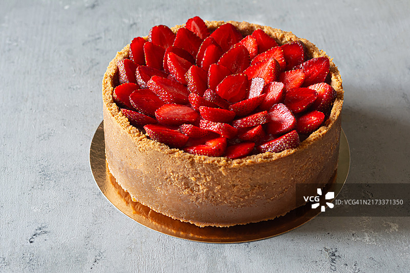 经典纽约芝士蛋糕配浆果夏季甜点图片素材