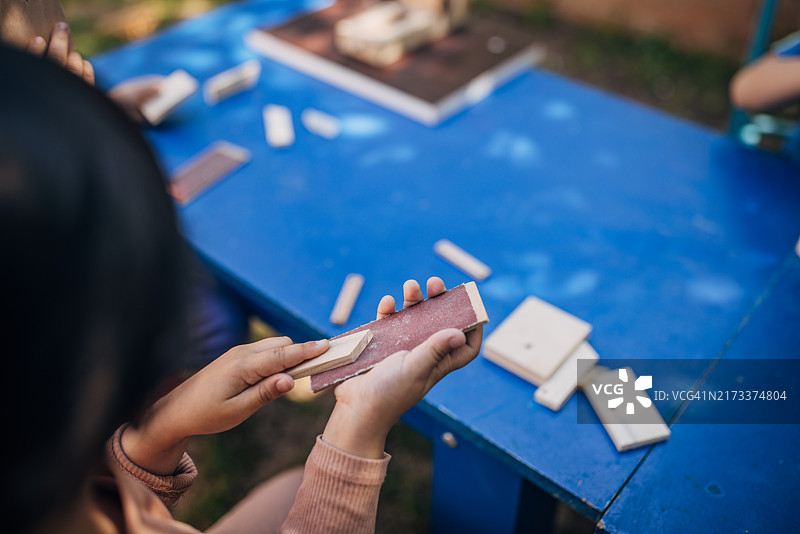 儿童玩木制积木特写图片素材