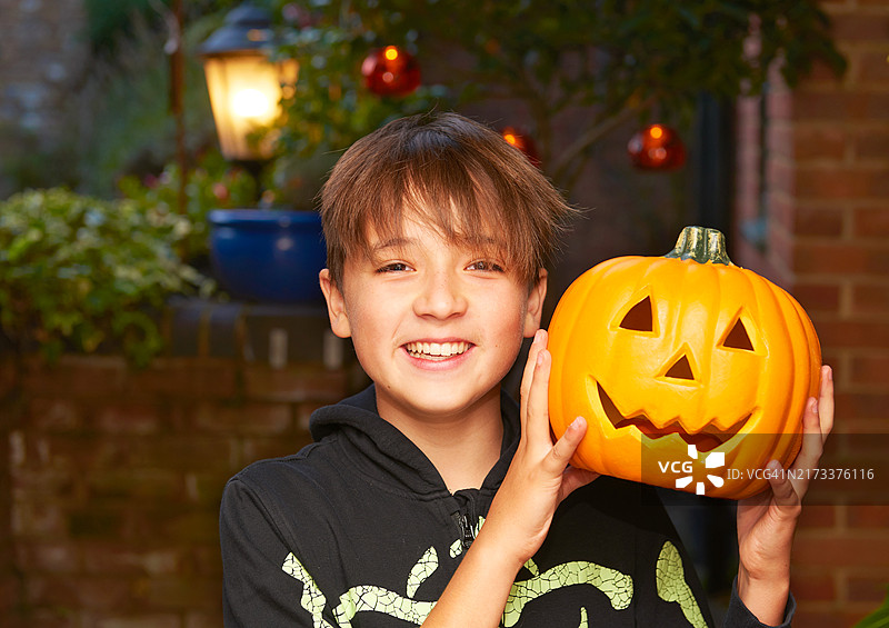 拿着万圣节南瓜的青少年图片素材