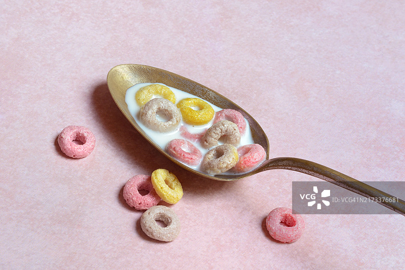 勺子里的水果味麦圈儿童早餐图片素材