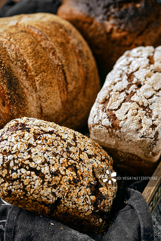 特写：各种手工面包，俯视角度图片素材