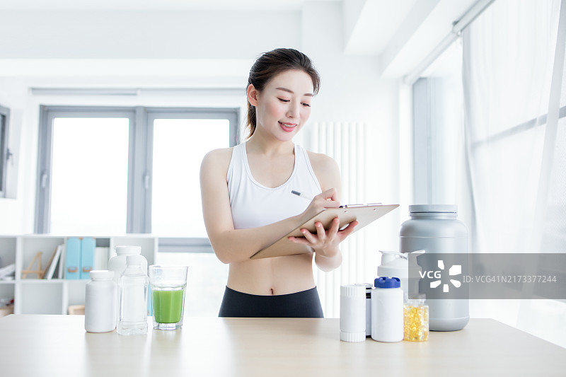 女人在厨房准备蛋白质食物图片素材