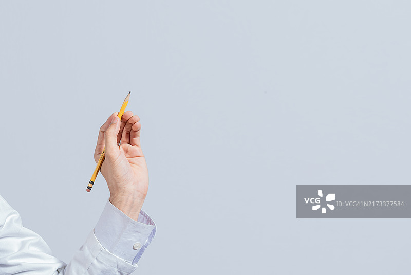 手持铅笔指向空白区域图片素材