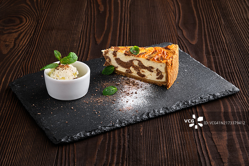 石板上冰淇淋分层芝士蛋糕图片素材