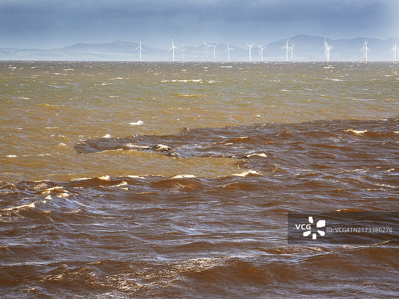德文特河淡水汇入爱尔兰海，背景是罗宾里格海上风电场（英国坎布里亚郡沃金顿）图片素材