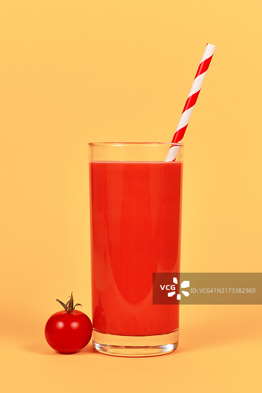 红色番茄汁玻璃杯与条纹吸管图片素材