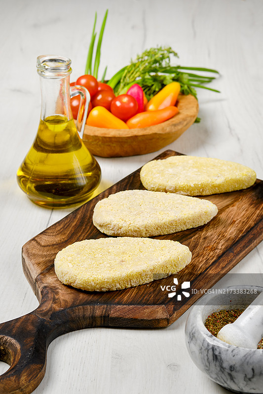 木板上的自制半成品梭鲈肉排图片素材