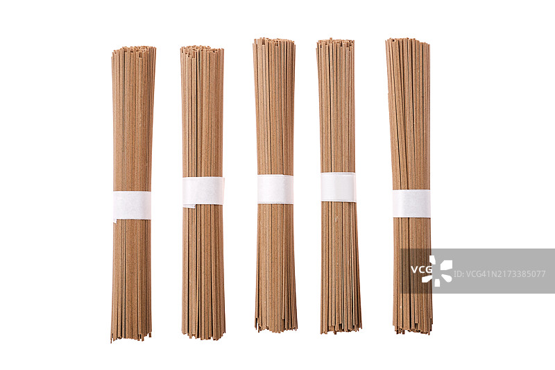 白色背景上孤立的荞麦面图片素材