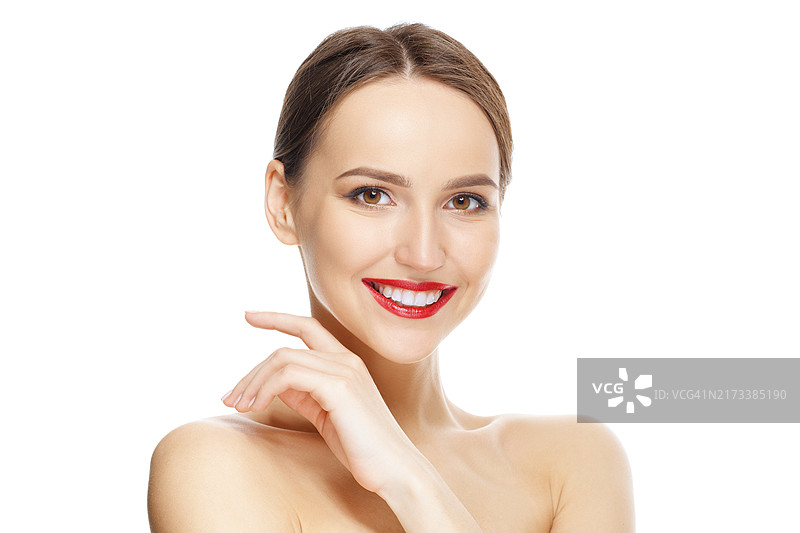 牙齿与皮肤护理：年轻女子展示健康牙齿图片素材