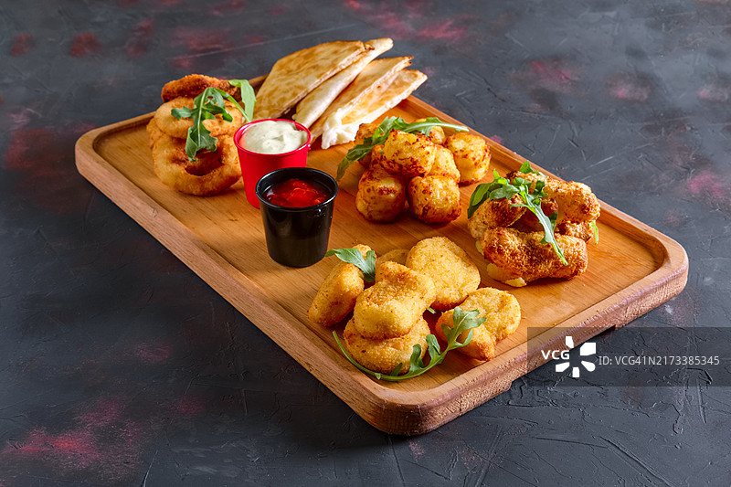 盛放啤酒小吃的木盘图片素材