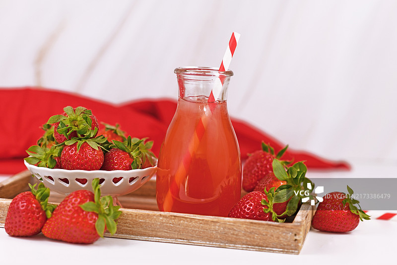 草莓浆果柠檬汁罐图片素材