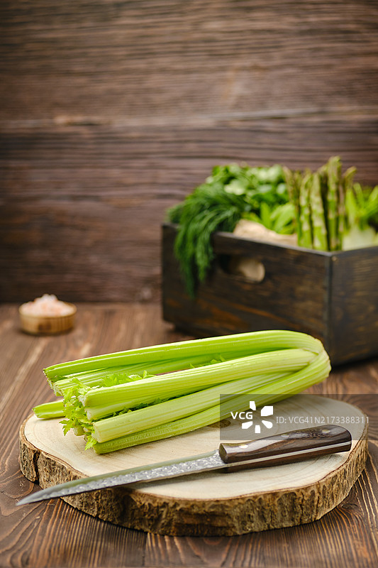 木制砧板上的新鲜芹菜（前景聚焦）图片素材