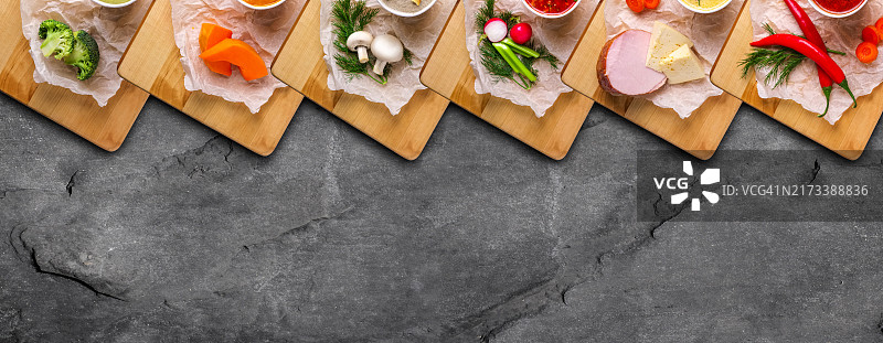 石板背景上的奶油浓汤蔬菜食材图片素材