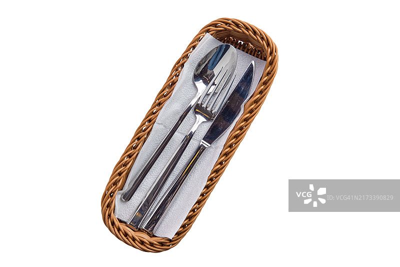 白色背景中篮子里的餐具套装图片素材