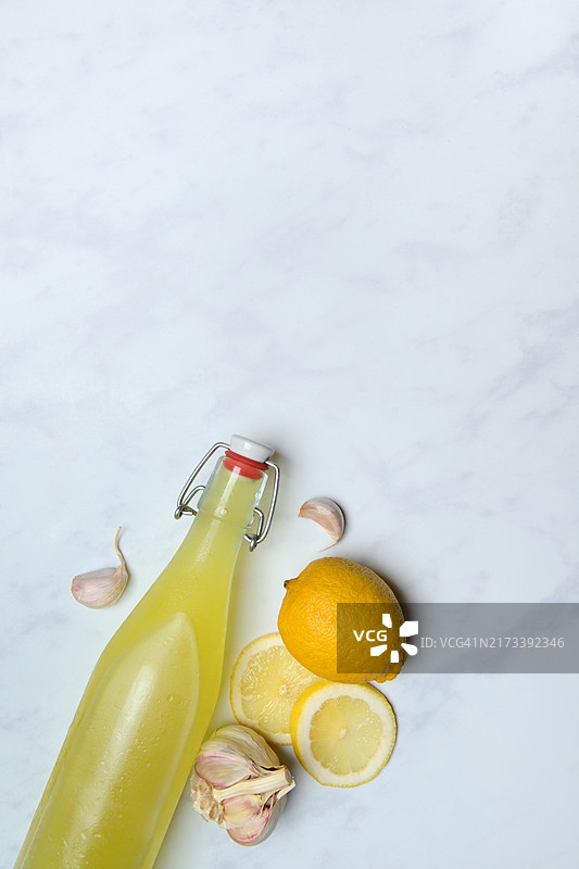 柠檬蒜疗法，柠檬和大蒜作为配料图片素材