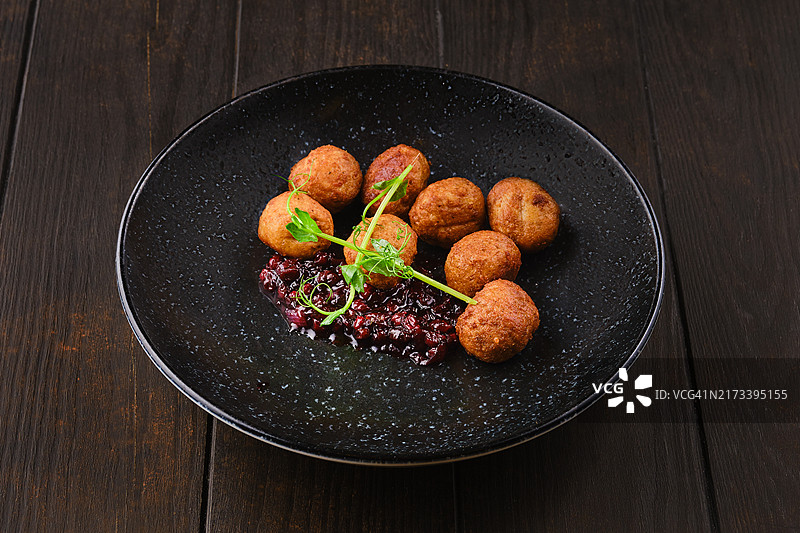 配蔓越莓酱的传统斯堪的纳维亚肉丸拼盘图片素材