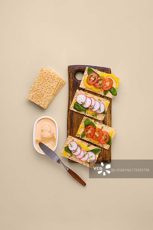 奶油奶酪、番茄和萝卜脆烤三明治图片素材