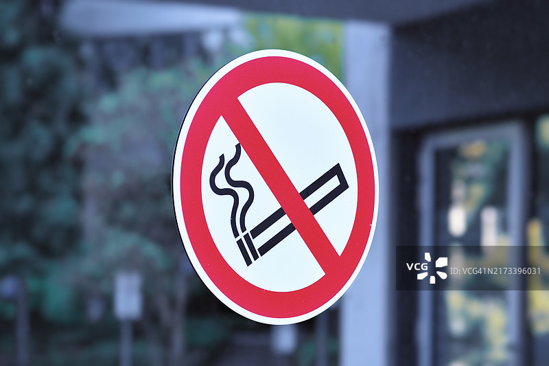 红色圆形禁止吸烟标志，带删除的香烟图标图片素材