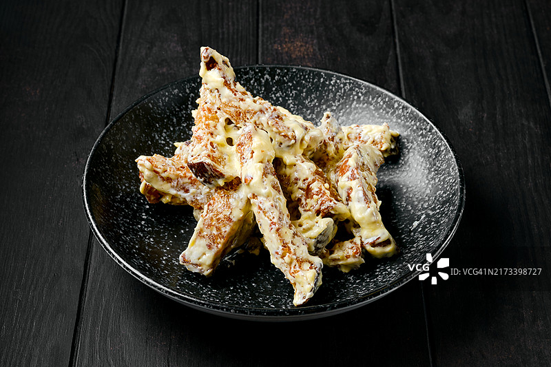 盘子上覆盖着融化奶酪的咸味面包条图片素材