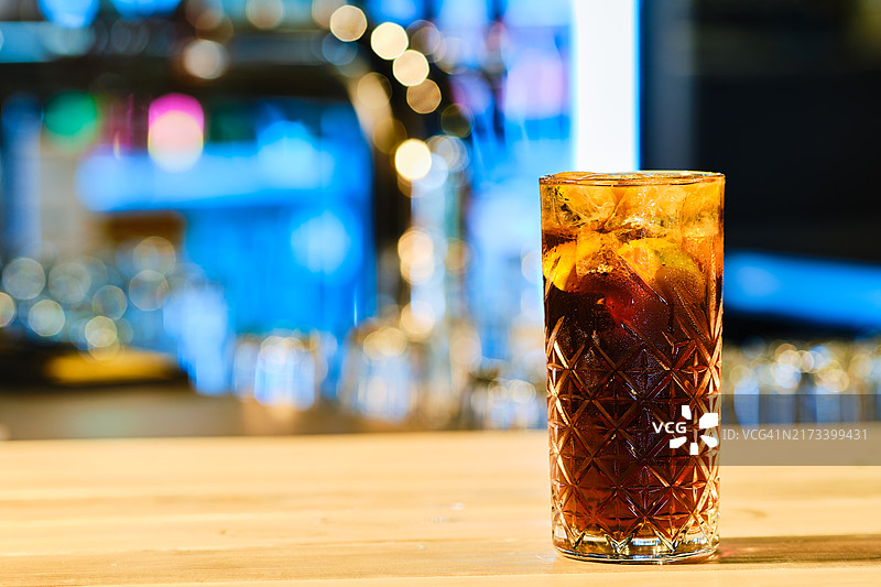经典冷饮鸡尾酒：朗姆可乐（浅景深柔焦照片）图片素材