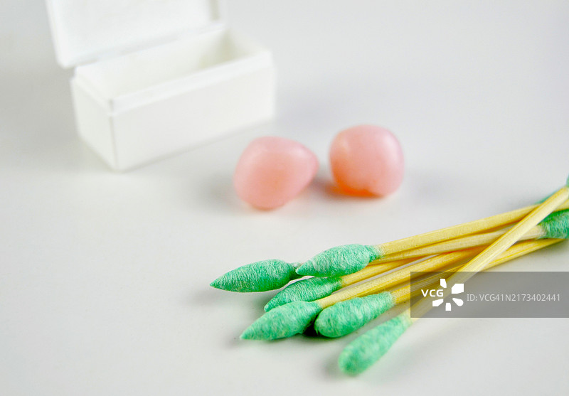 白色背景上的棉签和耳垢图片素材