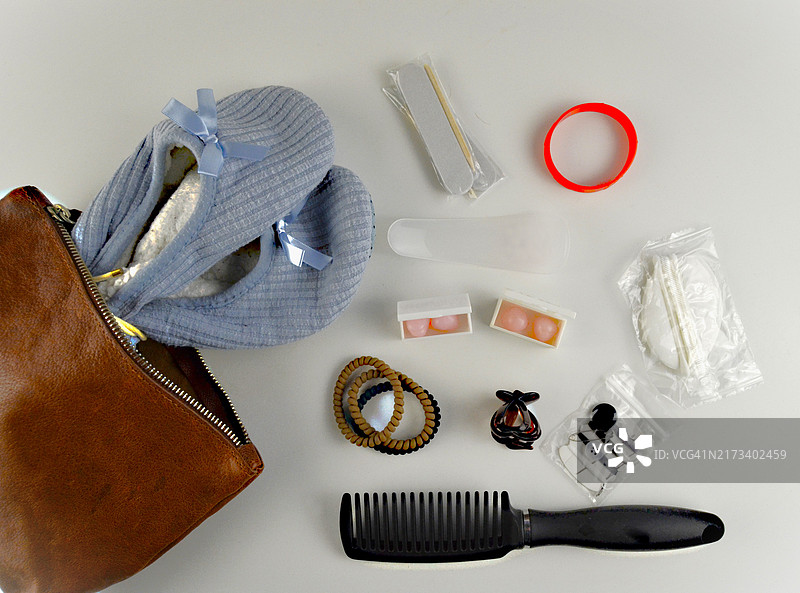 白色背景上的旅行洗漱包内物品图片素材