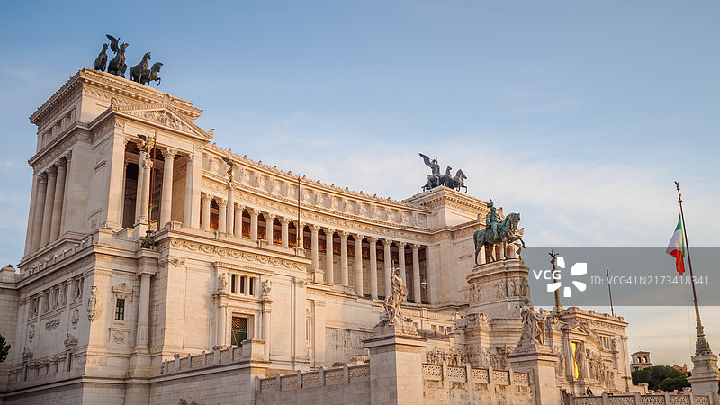 从意大利拉齐奥罗马威尼斯广场看到的维托里亚诺纪念碑的低角度视图图片素材