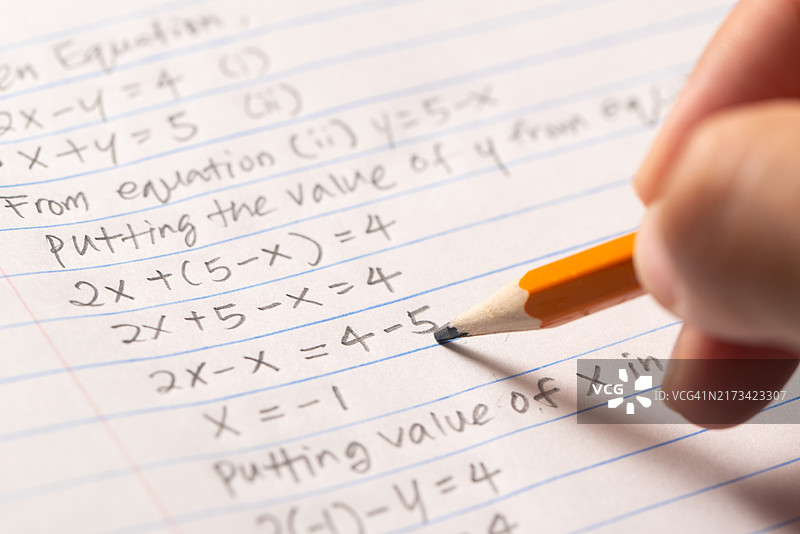 裁剪的手握着纸上的铅笔图片素材