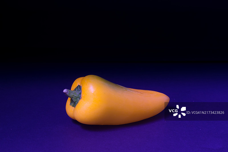 紫色背景上的特写南瓜图片素材