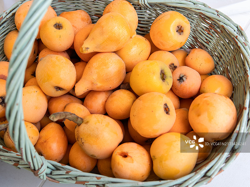 篮子里的水果高角度视图图片素材