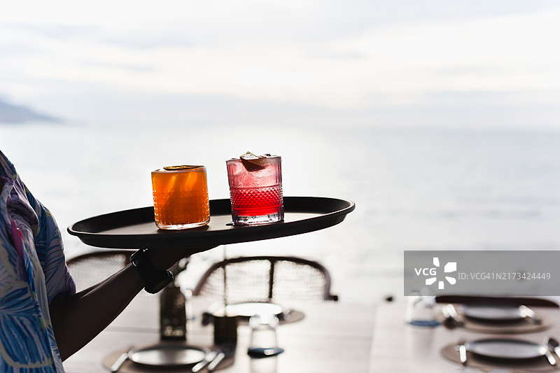 男服务员在托盘上 serving 鸡尾酒图片素材