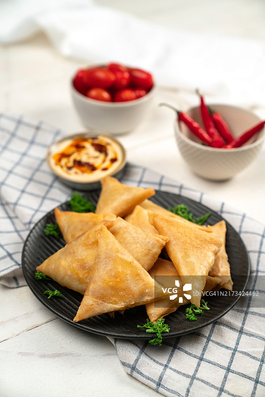 餐桌上盘子里的食物特写图片素材