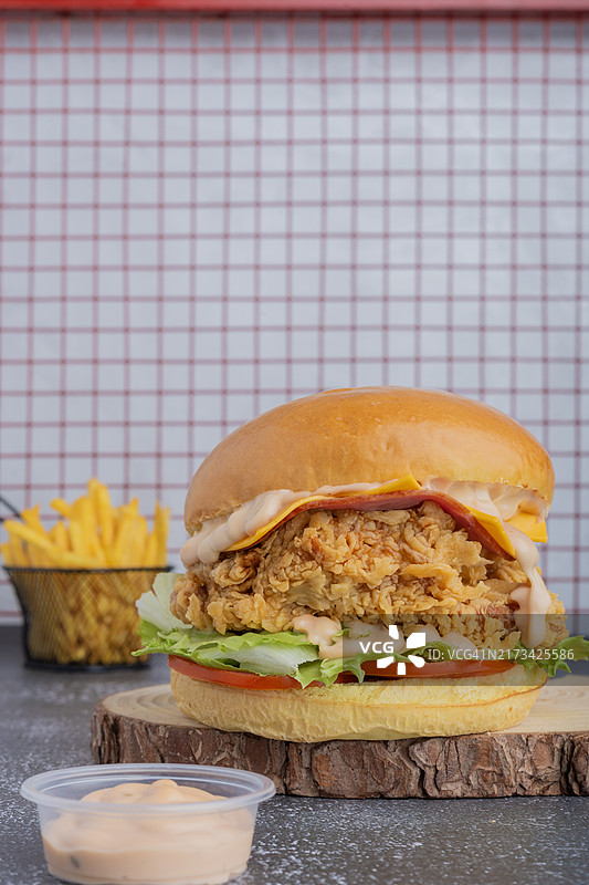 桌子上的汉堡特写图片素材