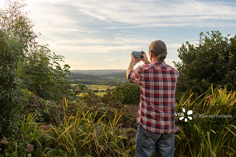 男人拍摄约克郡风景图片素材