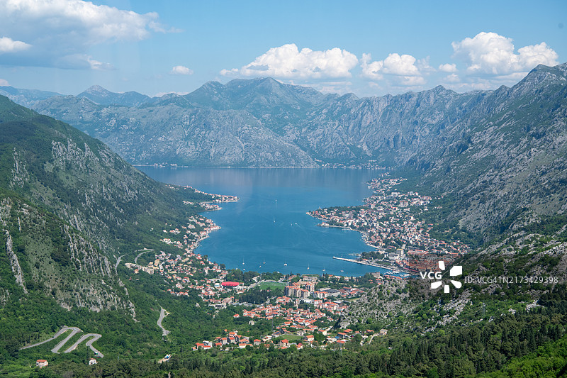 黑山海滨城镇高角度景观图片素材