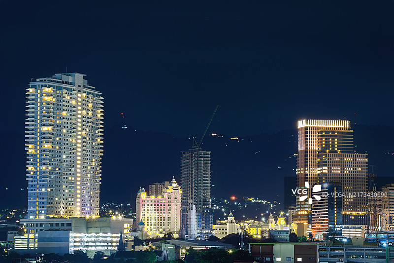 宿务市夜间灯火通明的建筑物对着天空的高角度视图图片素材