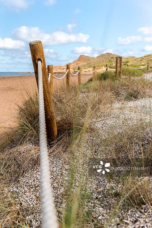 绳索隔离带，划分西班牙梅诺卡岛海滩上的沙丘图片素材