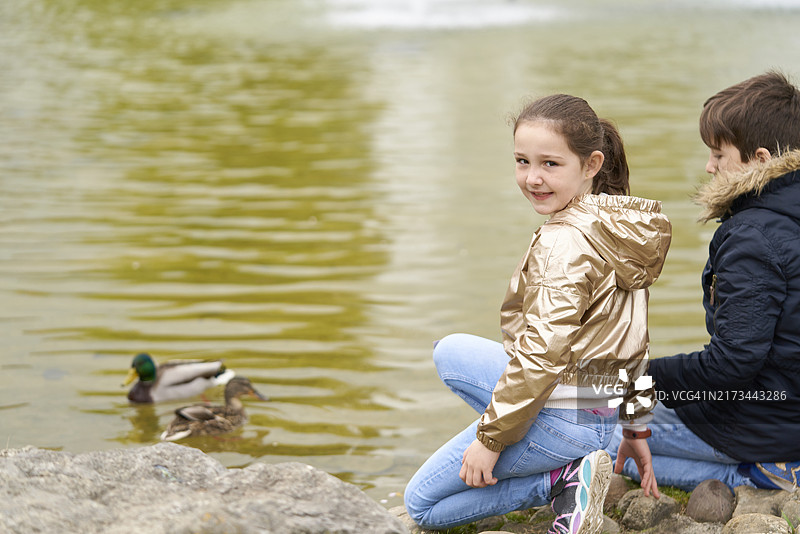 湖边男孩与鸭子图片素材