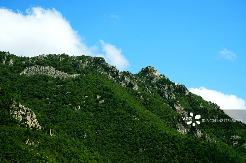 蓝色天空下的雪岳山岩石图片素材