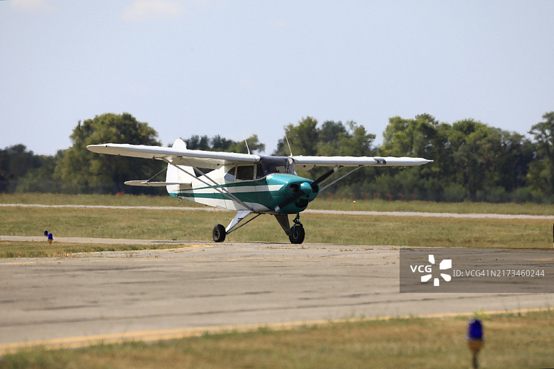 停机坪上的单引擎螺旋桨飞机税费图片素材