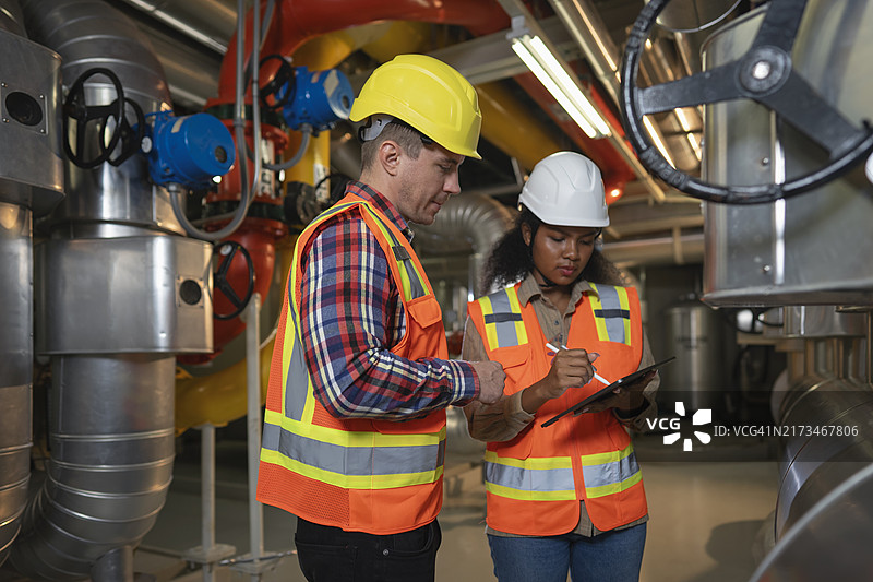 技师在工业工厂检查工作图片素材